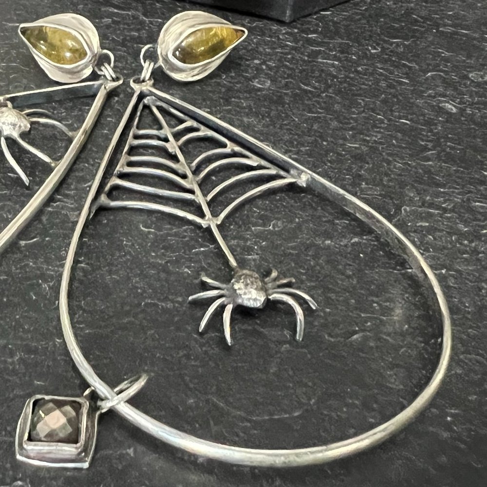 Sterling Silver spider hoops featuring golden amber and flashy pyrite - Picture 4 of 5